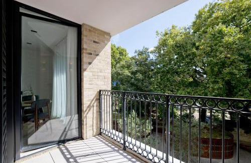 Earl's Court Apartment | Elegant Apartments Kensington with Private Balcony