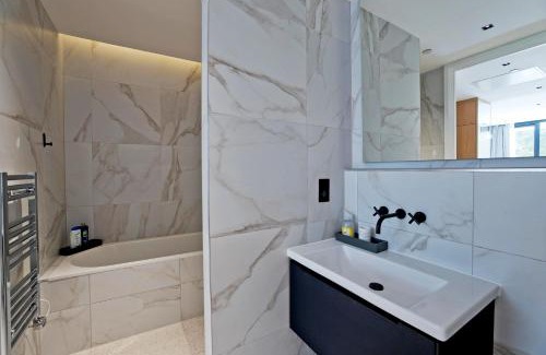 Earl's Court Apartment | Elegant Apartments Kensington with Private Balcony