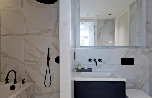 Earl's Court Apartment | Elegant Apartments Kensington with Private Balcony