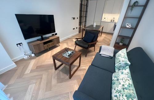 Earl's Court Apartment | Elegant Apartments Kensington with Private Balcony