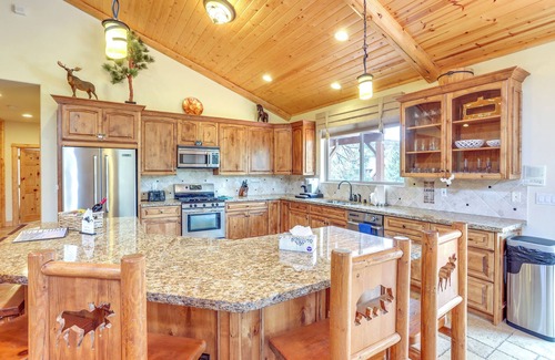 Castle Glen Estates Cabin | Elegant Big Bear Cabin Half Mi to Big Bear Lake!