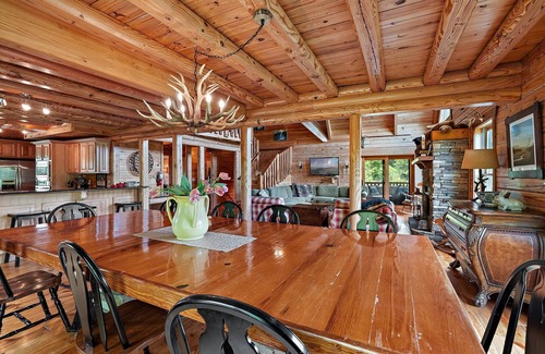 Boone Cabin | Elegant Cabin on Mountain Ridge