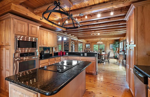 Boone Cabin | Elegant Cabin on Mountain Ridge