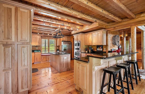 Boone Cabin | Elegant Cabin on Mountain Ridge