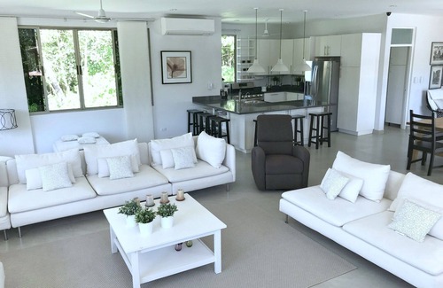Playa Grande House | Elegant Casa Blanca in Playa Grande