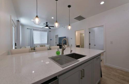 Feldman's House | Elegant Casita half Mile to UA