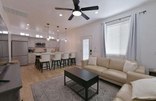 Feldman's House | Elegant Casita half Mile to UA