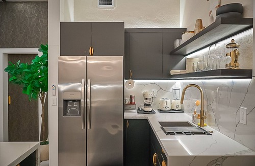 Victoria Park Condo | Elegant & Chic Condo Prime Location Run by Owners