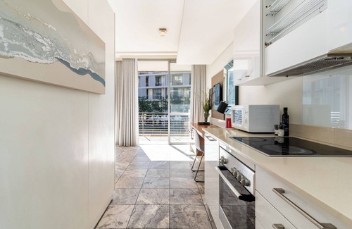 Victoria and Alfred Waterfront Apartment | Elegant City Stay | Pool, Balcony and Workspace