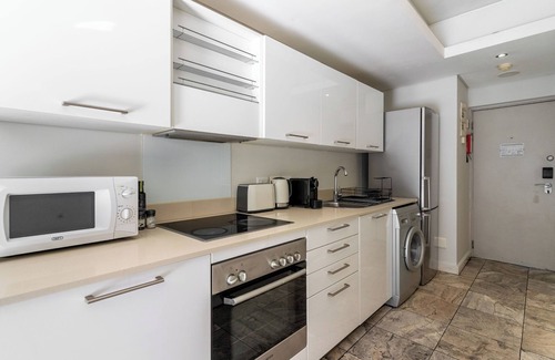 Victoria and Alfred Waterfront Apartment | Elegant City Stay | Pool, Balcony and Workspace