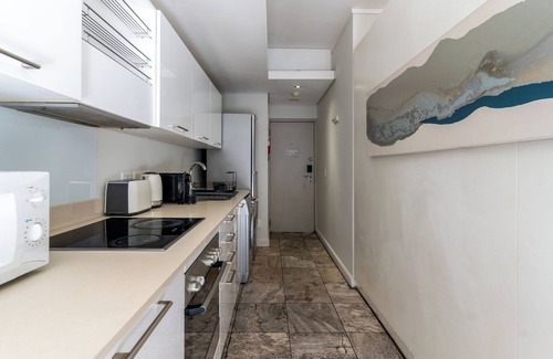 Victoria and Alfred Waterfront Apartment | Elegant City Stay | Pool, Balcony and Workspace