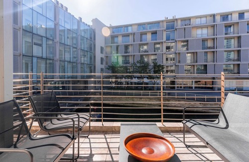 Victoria and Alfred Waterfront Apartment | Elegant City Stay | Pool, Balcony and Workspace