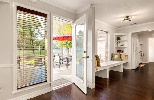 Conroe House | Elegant Colonial Retreat - The Woodlands & Conroe
