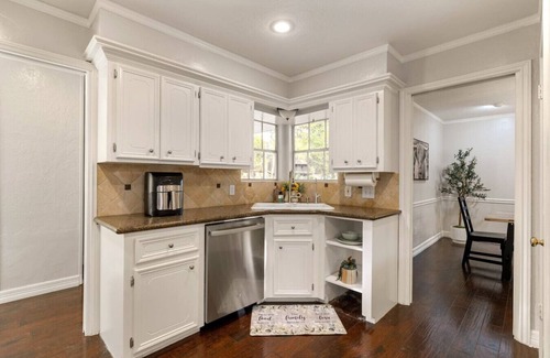 Conroe House | Elegant Colonial Retreat - The Woodlands & Conroe