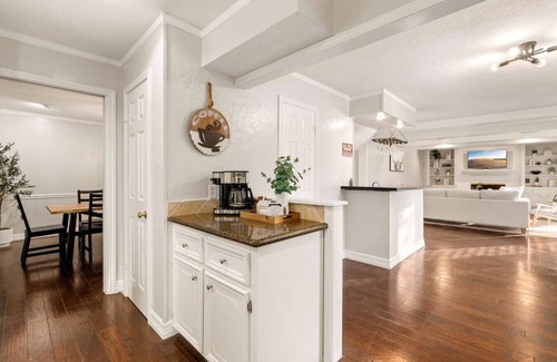 Conroe House | Elegant Colonial Retreat - The Woodlands & Conroe