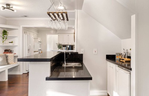 Conroe House | Elegant Colonial Retreat - The Woodlands & Conroe