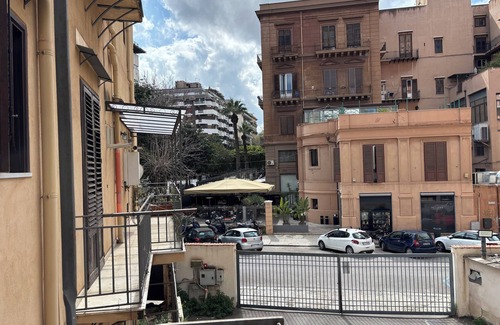 Ruggero Settimo Apartment | Elegant comfortable holiday apartment in the city center