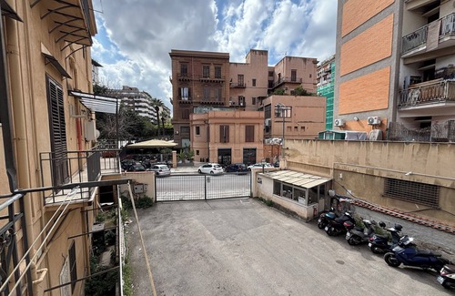 Ruggero Settimo Apartment | Elegant comfortable holiday apartment in the city center