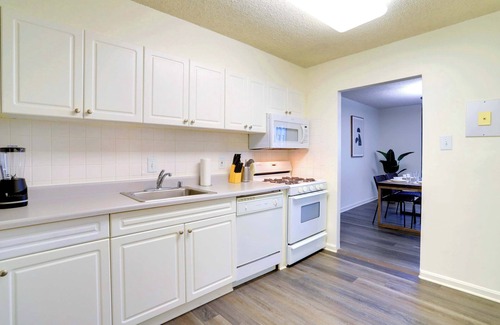 Crystal City Apartment | Elegant & Comfy Apt For Travelers