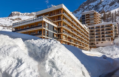 Le Cret Apartment | Elegant contemporary apartment with south-facing balcony and wifi