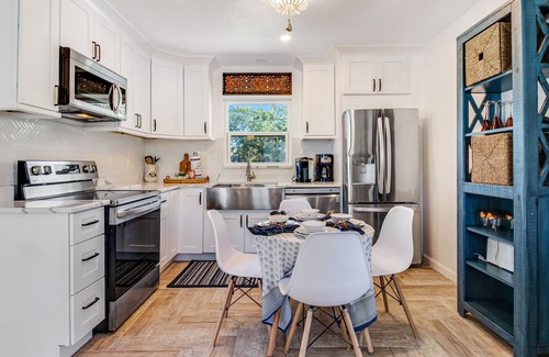 Cortez Cottage | Elegant cottage in AMI/Cortez fishing village with central AC & washer/dryer