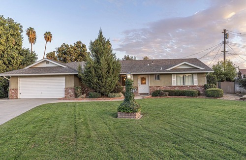 Porterville House | Elegant Cozy 3 Bedroom Home with Large Backyard