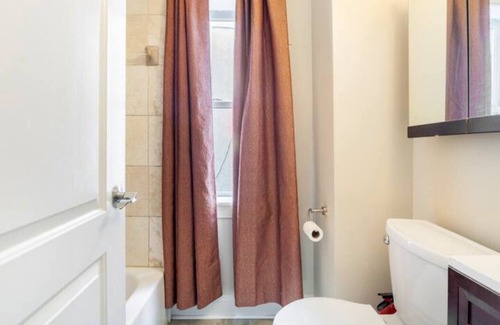 H Street Corridor House | Elegant & Cozy ~ 5 star Location ~ Workspace ~ Backyard
