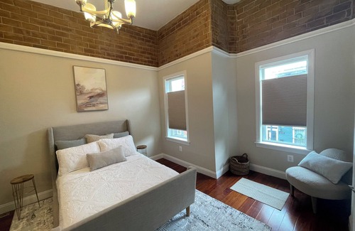 H Street Corridor House | Elegant & Cozy ~ 5 star Location ~ Workspace ~ Backyard