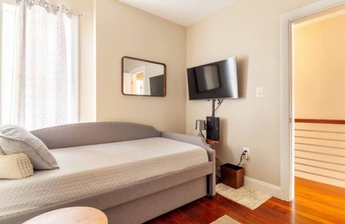 H Street Corridor House | Elegant & Cozy ~ 5 star Location ~ Workspace ~ Backyard