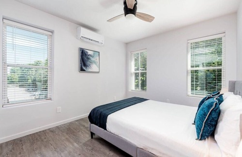 DeBaliviere Place Apartment | Elegant Cozysuites 2BR Condo w/parking! 03