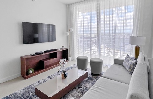 Doral Condo | Elegant Doral Escape: Spacious Luxury