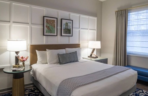 Downtown Portland Hotel | Elegant Downtown Escape: Comfy Beds & Prime Location. Minutes to Zoo & Gardens