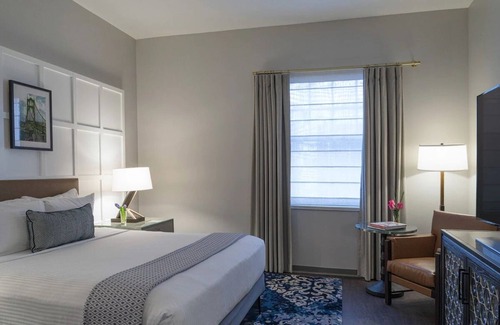 Downtown Portland Hotel | Elegant Downtown Escape: Comfy Beds & Prime Location. Minutes to Zoo & Gardens