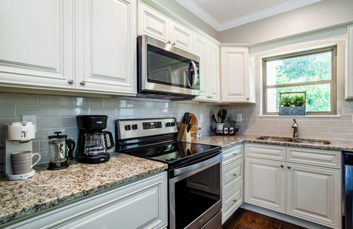 Townsend Apartment | Elegant End Condo -Fireplace & Community Amenities