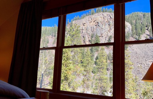 Keystone House | Elegant Escape/Stunning Views/Luxury 5-Beds/Convenient Lift Access