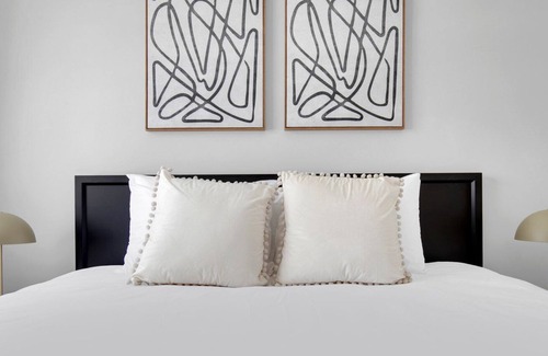 Evanston Apartment | Elegant Evanston 2BR, 1 mile from Northwestern campus, by Blueground