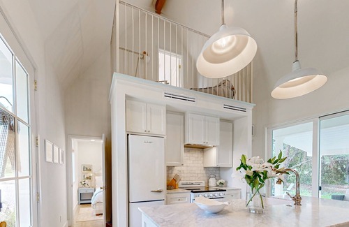 Brenham Cottage | Elegant farmhouse-style cottage between Brenham with porch, open layout & loft