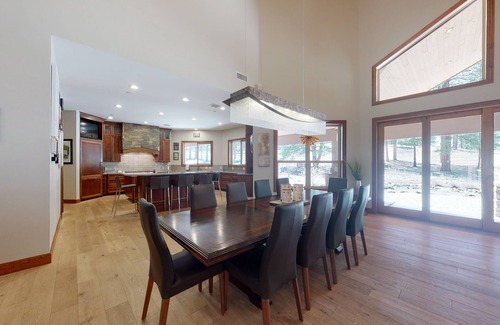 Flagstaff House | Elegant Flagstaff Golf Club estate with exquisite views, fireplace