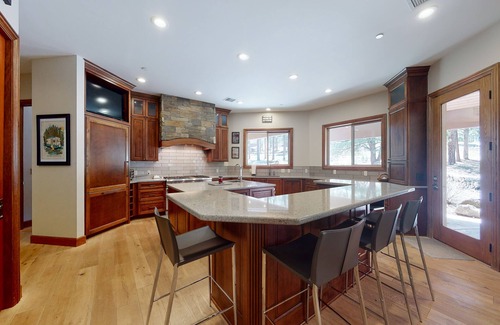 Flagstaff House | Elegant Flagstaff Golf Club estate with exquisite views, fireplace