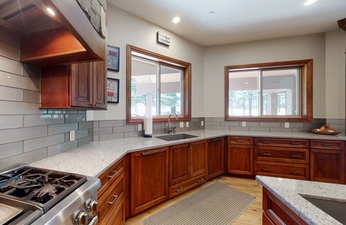 Flagstaff House | Elegant Flagstaff Golf Club estate with exquisite views, fireplace