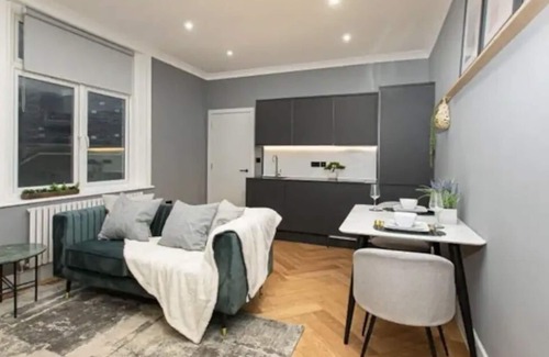 Queen's Gate Apartment | Elegant flat, heart of London.