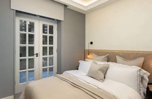 Queen's Gate Apartment | Elegant flat, heart of London.