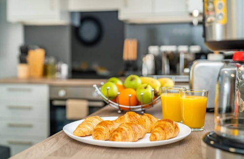 Amesbury Apartment | Elegant Flat Near Stonehenge Amesbury Town Center Smart TVs Netflix FREE PARKING