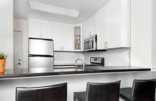 Foster City Apartment | Elegant Foster City 2BR w/Gym, 2 Pools & W/D, near VISA, by Blueground