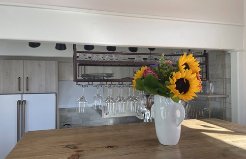Marin City Boat Rental | Elegant & Fun! Top Rated Floating Home, 3 BR, 3 BA & kayaks. Book now for 2026