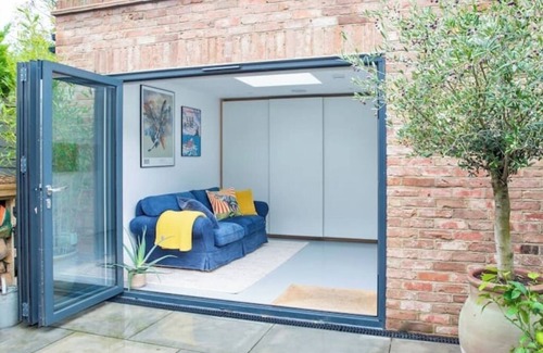 Raynes Park Apartment | Elegant Garden Flat - Wimbledon