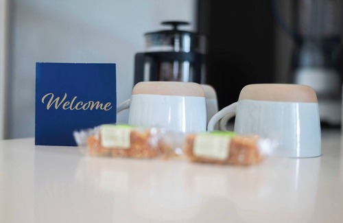 Flora Park Apartment | Elegant Green Point Escape | Views |Pool