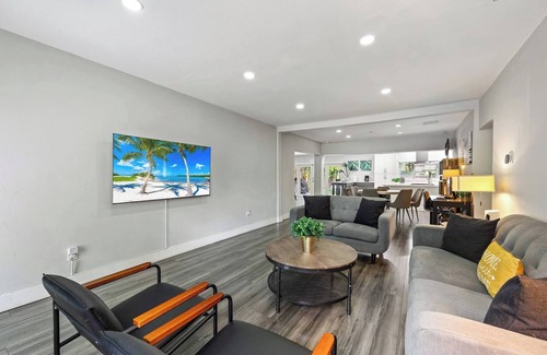South Lake House | Elegant Hollywood Escape: Your Perfect Retreat!