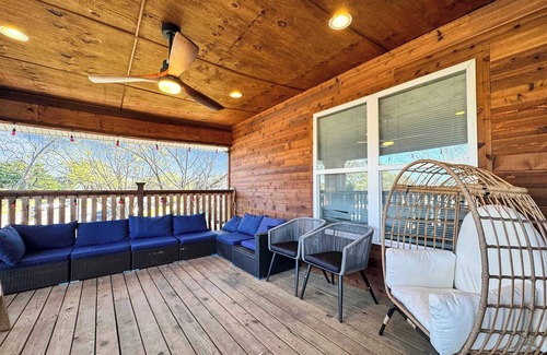 Kessler House | Elegant Home 3BD | Sleeps 12 | Free Parking