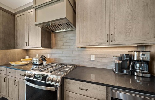 Lenoir House | ELEGANT HOME IN LUXURY COMMUNITY